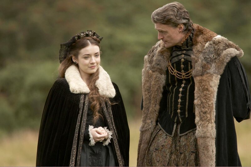 Machen sich Sorgen um den König, der seit dem Tod seiner geliebten Jane unter Depressionen leidet: Mary Tudor (Sarah Bolger, l.) und Ambassador Chapuys (Anthony Brophy, r.) … – Bild: ARTE