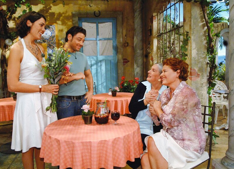 Schöni Uussichte Un Cactus zum Küssen – Sitcom Staffel 2, Episode 7 Sophie und Carlos überraschen Angelita und Nelly:: «Wir wollen heiraten!» – Martina Schütze als Sophie Müller, Leonardo Nigro als Carlos Rodriguez, Margot Gödrös als Angelita Rodriguez, Pia Hänggi als Nelly Traber – Bild: SRF/​Oscar Alessio