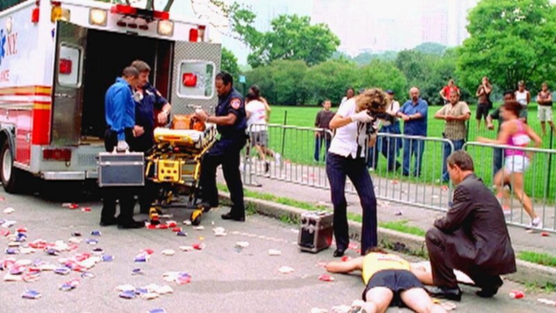 Während des New-York-Marathons ist ein Läufer tot zusammengebrochen. War es ein Unfall? Detective Stella Bonasera (Melina Kanakaredes) und ihr Kollege Mac Taylor (Gary Sinise) untersuchen den Fall. – Bild: MG RTL D /​ CBS