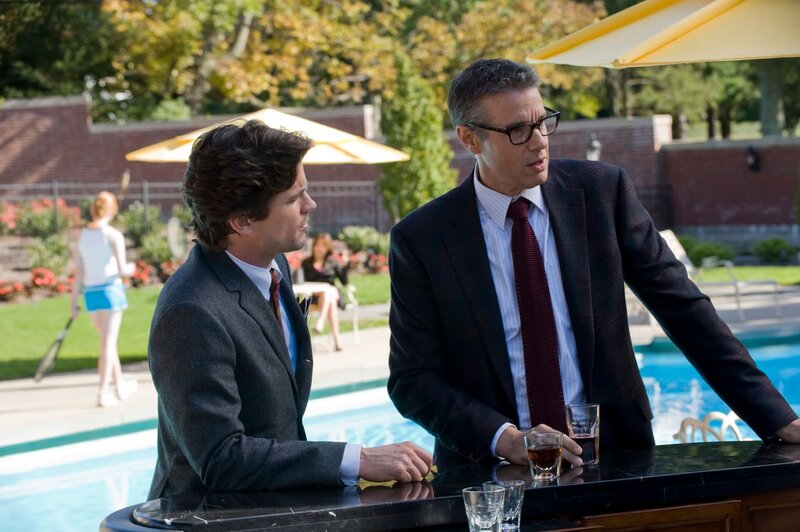 L-R: Neal (Matt Bomer) und Dr. Powell (Kyle Secor) – Bild: TVP /​ Zdjęcia mogą być wykorzystane do jednorazowej publikacji prasowej ilustrującej aktualny program TVP S.A. na dany tydzień.