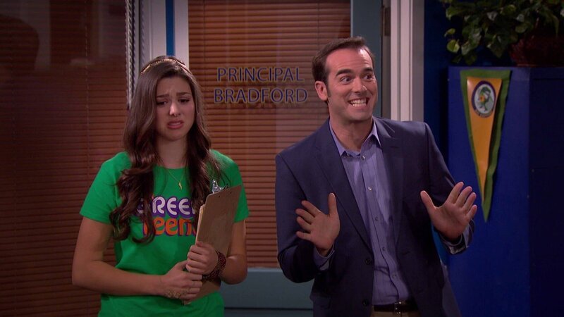 L-R: Phoebe Thunderman (Kira Kosarin), Principal Bradford (Jeff Meacham) – Bild: ViacomCBS