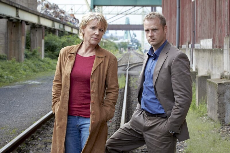 Mariele Millowitsch, Hinnerk Sch?nemann Marie will sich an den Weg zum Bauernhof erinnern. – Bild: ZDF und Guido Engels