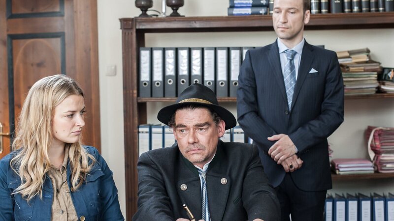 Termin beim Notar (Timo Senff, r.). Arthur (Martin Feifel, M.) überschreibt Anne (Ines Lutz, l.) seinen Hof. – Bild: ZDF und Stefanie Leo
