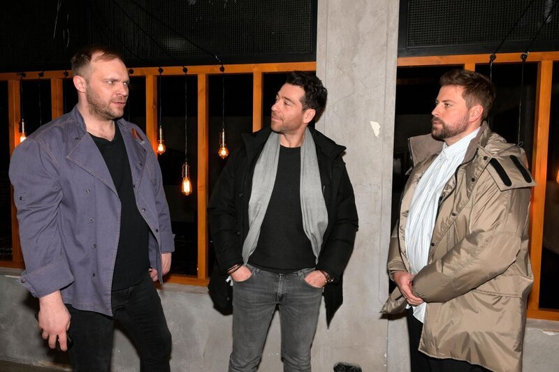 John (Felix von Jascheroff, r.) versucht den Streit zwischen Erik (Patrick Heinrich, l.) und Carlos (Patrick Fernandez) zu schlichten. – Bild: RTL /​ Rolf Baumgartner