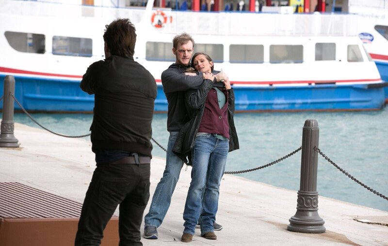 Adam Ruzek (Patrick John Flueger, l.) entdeckt den Täter Joel McPherson (Dennis Grimes). Problem: Er hat eine Geisel – Kim Burgess (Marina Squerciati) – in seiner Gewalt. – Bild: RTL/​NBC Studios