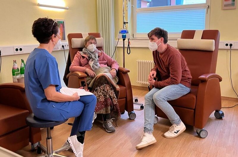 Frank Seibert (rechts) im Gespräch mit der Ärztin Dr. Anette Voigt und einer Patientin über die Misteltherapie, die begleitend zur Chemotherapie am anthroposophischen Krankenhaus Herdecke eingesetzt wird. – Bild: ZDF und SWR