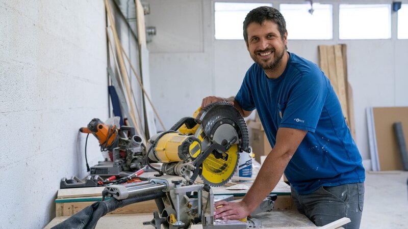Host Evan Thomas works in the workshop, as seen on Bargain Block, Season 4. – Bild: Warner Bros. Discovery, Inc. or its subsidiaries and affiliates. All rights reserved. /​ SARAH RICE