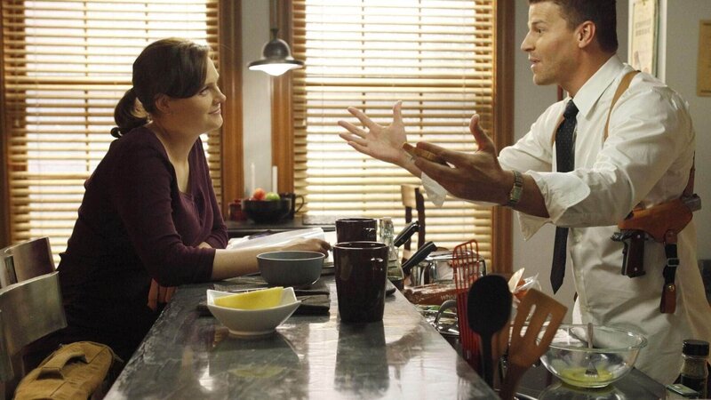 Booth (David Boreanz) und Brennan (Emily Deschanel) beschäftigen sich mit der Frage, wo sie zukünftig miteinander leben wollen und wie sie mit Brennans üppig anschwellendem Körperumfang umgehen können. – Bild: RTL /​ FOX