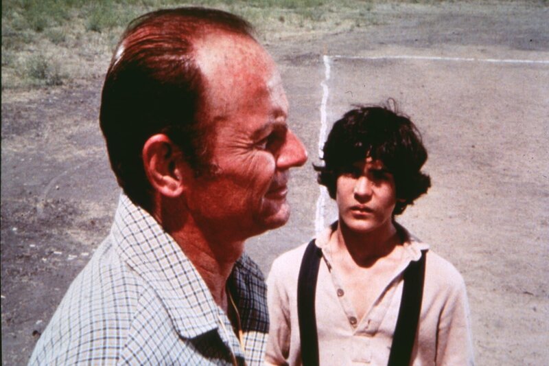 Der neue Trainer Pete Ellerbee (William Taylor, l.) versucht, Albert (Matthew Laborteaux, r.) die Wichtigkeit des Football-Spiels zu erklären. – Bild: Worldvision Lizenzbild frei