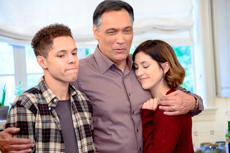 (v.li.): Stony Blyden (Emerson Howe), Jimmy Smits (Elijah Strait), Caitlin McGee (Sydney Strait). – Bild: ORF/​Universal/​NBC/​Katherine Bomboy