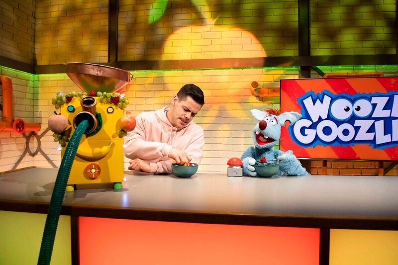 Obst: Woozle und Simón wollen einen Obstsalat zum Abendessen machen. Die Maya: Heute geht es um das Volk der Maya! Woozle hat für Maria ein Original Maya Rezept für Trinkschokolade besorgt. – Bild: SUPER RTL/​Annette Etges