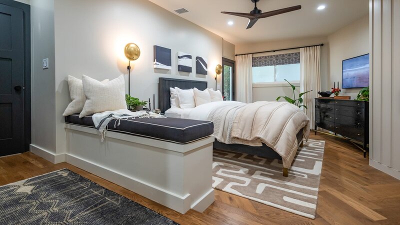 Wanda Sykes, alongside Drew and Jonathan Scott, as they reveal renovations of the main bedroom for Wanda’s honorary niece Amber, as seen on Celebrity IOU. – Bild: Warner Bros. Discovery, Inc. or its subsidiaries and affiliates