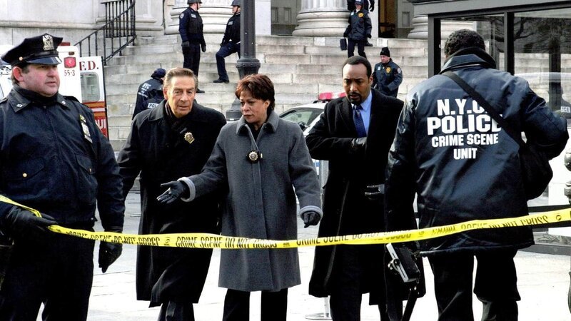 Bei einem Anschlag im Rathaus wurden der Stadtrat Johnson tödlich und ein Beamter der New Yorker Wasserversorgung leicht verletzt. Lt. Van Buren (S. Epatha Merkerson, Mi.) und die Detectives Briscoe (Jerry Orbach, 2.v.li.) und Green (Jesse L. Martin, 2.v.re.) besichtigen den Tatort. – Bild: RTL/​NBC Universal/​PK