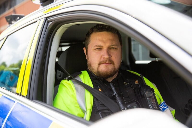 PC Ronnie Mitchell in ANPR car – Bild: Mentorn Media Lizenzbild frei