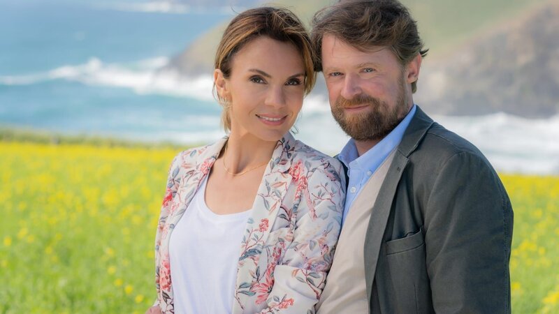 Holly Reynolds (Nadine Warmuth) und Julian Cavendish (Mathias Harrebye Brandt) in „Rosamunde Pilcher: Morgens stürmisch, abends Liebe“. – Bild: ZDF und Jon Ailes