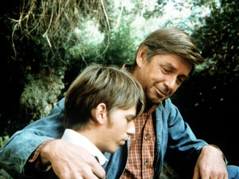 Jim-Bob (David W. Harper, l.) grübelt, ob er Prediger werden soll. Sein Vater John (Ralph Waite, r.) schildert ihm seine Auffassung von Religiosität. – Bild: WARNER BROS. INTERNATIONAL TELEVISION