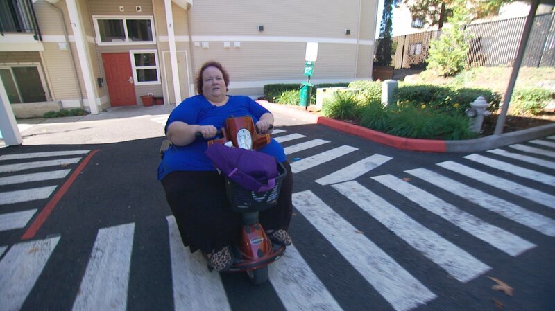 Janine riding her scooter at her apartment. – Bild: TLC /​ Discovery Communications