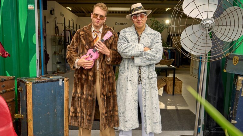 Julian (Ben Münchow, l.) und Ernst Hakke (Diyar Ilhan, r.) im schrillen 70er-Jahre-Look: Ein Tag, an dem Ernst bestimmen darf, was passiert, führt zu Pimp-Outfits und skurrilen Vater-Sohn-Momenten – Julians Versuch, wiedergutzumachen, was er vermasselt hat. – Bild: ZDF und Frank Dicks