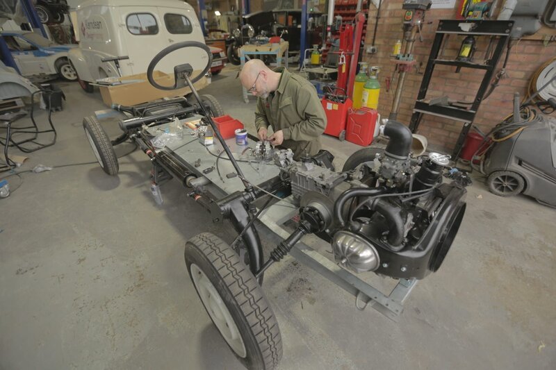 One of the workshop team works on the Citroën 2CV’s chassis. – Bild: National Geographic/​Renegade Pictures