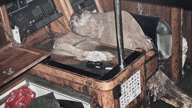 Jeremy investigates the discovery of a mummified castaway and reports from bizarre spirits. – Bild: Discovery Channel