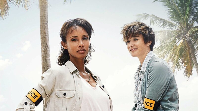 Deadly Tropics – Artwork; Mélissa Sainte-Rose (Sonia Rolland, l.); Gaëlle Crivelli (Beatrice De la Boulaye, r.) – Bild: Sylvie CASTIONI /​ BEST IMAGE /​ FEDERATION ENTERTAINMENT