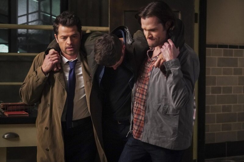 L-R: Castiel (Misha Collins), Dean Winchester /​ Michael (Jensen Ackles) and Sam Winchester (Jared Padalecki) – Bild: Warner Brothers /​ Shane Harvey