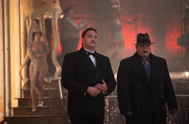 Gangsterboss Weintraub (Ronald Zerhfeld, li.) mit seinem Handlanger Diego (José Barros, re.) – Bild: Frédéric Batier/​X Filme Creative Pool/​SKY/​ARD Degeto