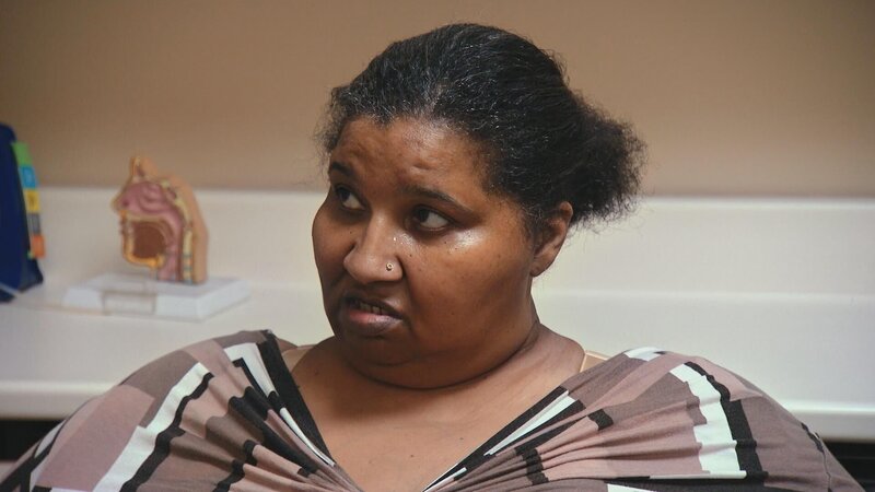 Als Renee Biran neun ist, beginnt ihr Stiefvater, sie sexuell zu belästigen. Der Missbrauch dauert jahrelang, und das Kind kompensiert die Qualen durch Essen. Mit 14 wiegt Renee schon 130 Kilo. – Bild: TLC