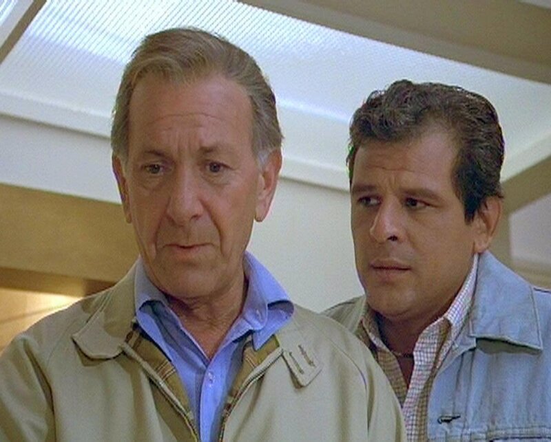 Quincy (Jack Klugman, li.) und Dr. Monongye (Ronald Joseph) versuchen dem schwerkranken Chester zu helfen. – Bild: RTLup