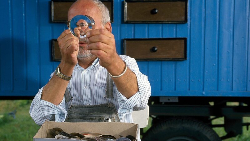 Mit alten Brillengläsern vom Optiker probiert Peter (Peter Lustig) deren Vergrößerungs- und Verkleinerungseffekt aus. – Bild: ZDF und Michael Schuff