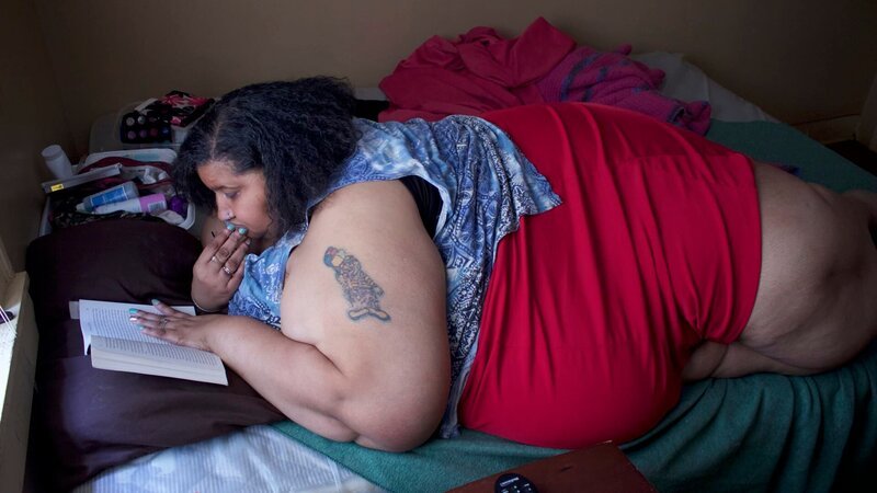 Renee is on her bed reading a book. – Bild: Discovery Communications