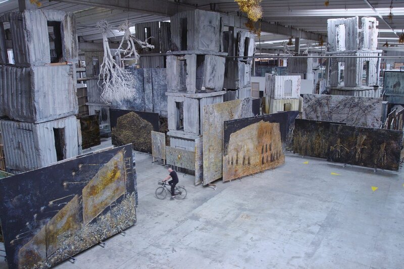 Anselm Kiefer zählt zu den bedeutendsten zeitgenössischen Künstlern Deutschlands. Seine monumentalen Werke thematisieren Geschichte, Mythologie und Erinnerungskultur durch eine expressive Materialästhetik. – Bild: ORF/Poly Film/Road Movies/Wim Wenders Anselm Kiefer zählt zu den bedeutendsten zeitgenössischen Künstlern Deutschlands. Seine monumentalen Werke thematisieren Geschichte, Mythologie und Erinnerungskultur durch eine expressive Materialästhetik. – Bild: ORF/Poly Film/Road Movies/Wim Wenders