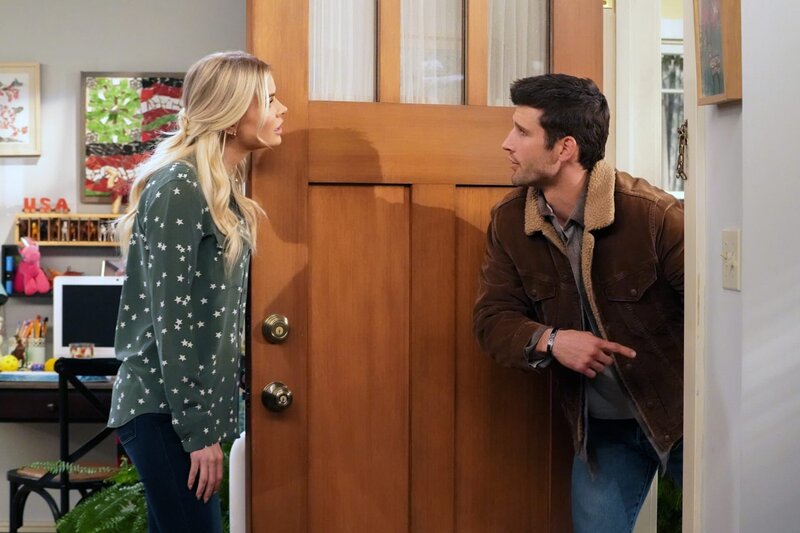 Vanessa (Kelli Goss, l.); Riley (Parker Young, r.) – Bild: CBS Broadcasting Inc. /​ Bill Inoshita