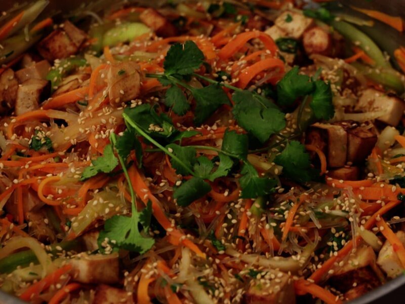 Glasnudeln mit mariniertem Tofu – Bild: tv.gusto