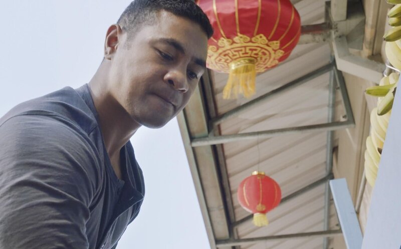 Was hat Junior Reigns (Beulah Koale) mit der Zeugin zu schaffen? – Bild: 2018 CBS Broadcasting, Inc. All Rights Reserved Lizenzbild frei