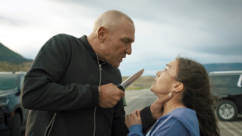 Gangsterboss Temple (Vinnie Jones) bedroht Mia (Lina Lecomte) – Bild: RTLZWEI