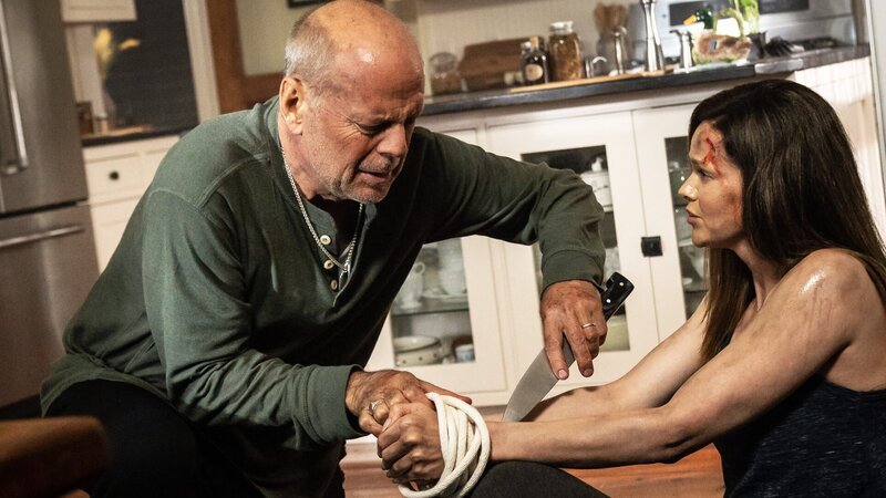 Frank (Bruce Willis) befreit Jan (Lydia Hull) – Bild: RTLZWEI Frank (Bruce Willis) befreit Jan (Lydia Hull) – Bild: RTLZWEI