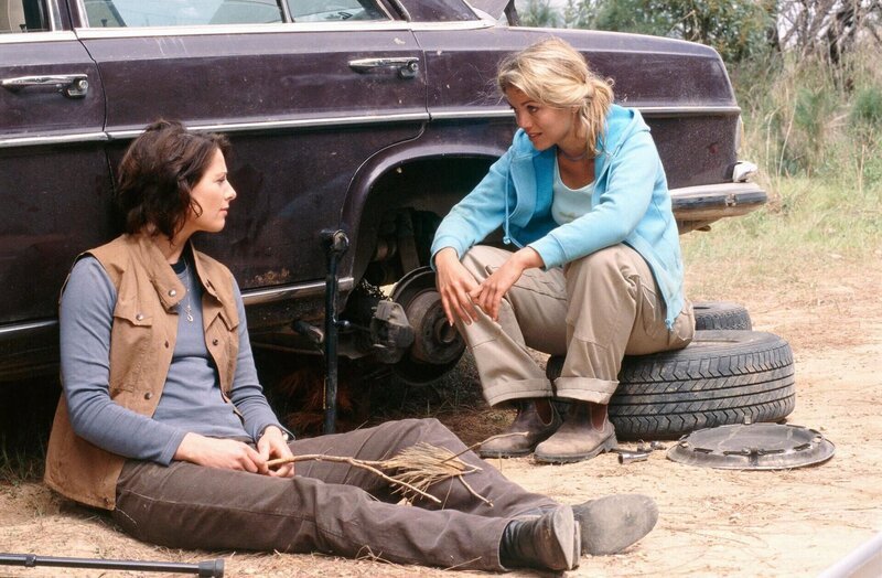 Claire (Lisa Chappell, l.) und Tess (Bridie Carter) halten zusammen wie Pech und Schwefel. – Bild: RTL /​ Southern Star