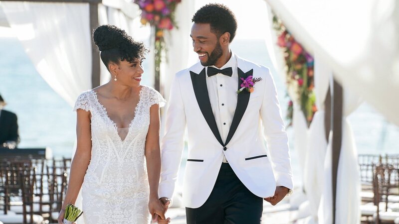 Glückliches Brautpaar: Kelly McCreary als Dr. Maggie Pierce, Anthony Hill als Dr. Winston Ndugu – Bild: SRF/​ABC Studios