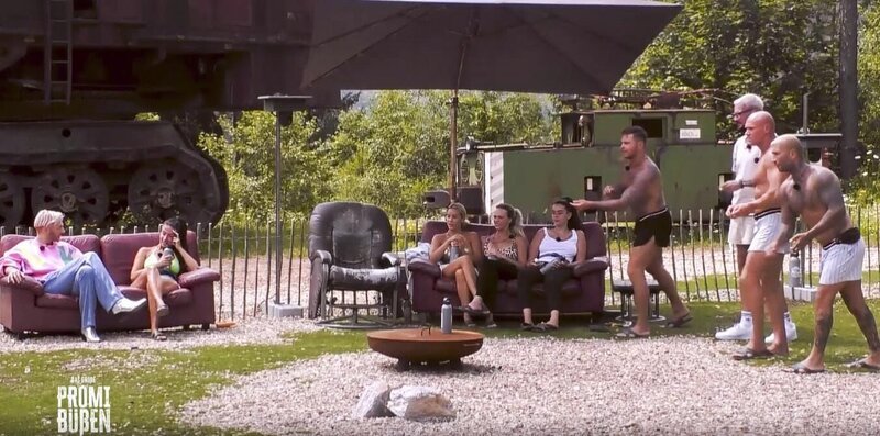 (v.l.n.r.) Sam Dylan; Christina Dimitriou; Anita Latifi; Vanessa Mariposa; Elsa Latifaj; Nico Legat; Jörg Hansen; Thorsten Legat; Bobby Chambers – Bild: Joyn Eigenproduktionsbild frei