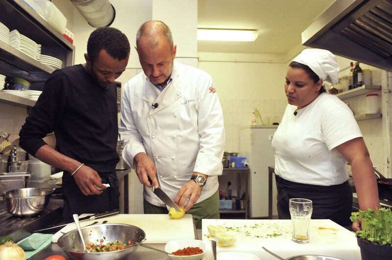 Vor vier Jahren eröffnete der gebürtige Sudanese Jonas Gebresselassie mitten im beliebten Berliner Szenekiez Prenzlauer Berg sein Restaurant ‚Savanna‘. Sternekoch Frank Rosin erkennt, warum bei ihm die Gäste ausbleiben … – Bild: Kabel Eins /​ Claudius Pflug
