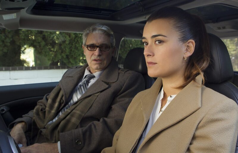 Während das Team eine Verbindung zwischen einem toten Journalisten und einem Marineoffizier untersucht, wird Ziva (Cote de Pablo, r.) vom Besuch ihres Vaters, Mossad Director Eli David (Michael Nouri, l.), aus der Bahn geworfen … – Bild: CBS Television