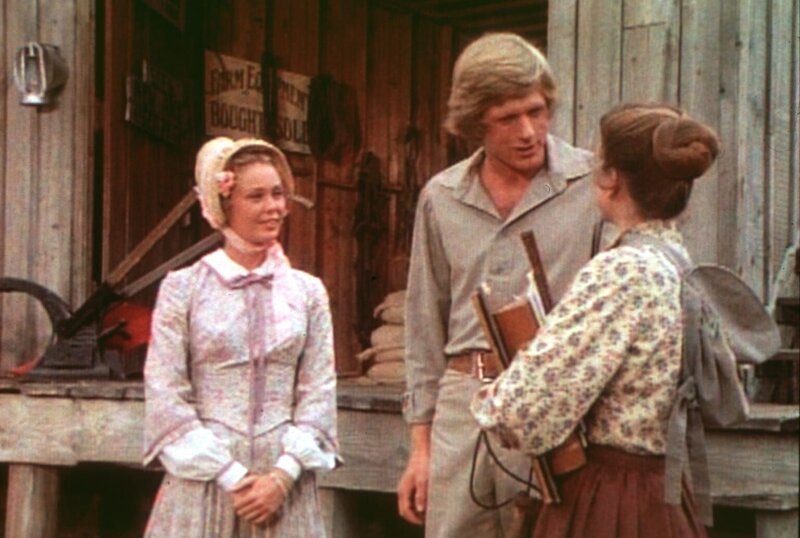 Laura (Melissa Gilbert, r.) tobt vor Eifersucht. Vergeblich versucht ihr Almanzo (Dean Butler, M.) zu erklären, dass Brenda Sue (Tisch Raye, l.) nur eine gute Freundin ist. – Bild: Worldvision Lizenzbild frei