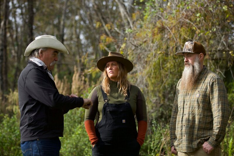 Marty Raney talking with Misty Bilodeau and Matt Raney. – Bild: Discovery US. /​ ALL3MEDIA AMERICA, INC. /​ Warner Bros. Discovery, Inc. or its subsidiaries and affiliates. All rights reserved.