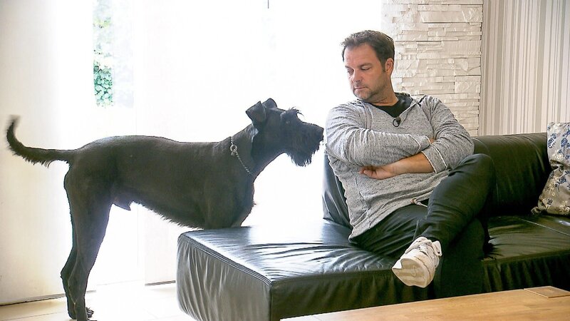 Martin Rütter und Riesenschnauzer Matty – Bild: VOX