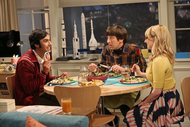 „The Big Bang Theory“, „Eine Urne für Leonard.“ Kurz vor ihrem 40. Hochzeitstag trennen sich Rajs Eltern. Damit ihnen nicht dasselbe passiert, versuchen Howard und Bernadette an ihrer Beziehung zu arbeiten. Indes plant Leonard, ein altes Übel zu beseitigen. Er will sich die Nasenscheidewand operieren lassen, um endlich nicht mehr zu schnarchen. Wider Erwarten steigt Sheldon auf die Barrikaden. Immerhin könnte der kleine Eingriff tödlich für Leonard enden. Zudem braucht Sheldon Leonards Geschnarche, um selig einschlafen zu können.Im Bild (v.li.): Kunal Nayyar (Rajesh Koothrappali), Simon Helberg (Howard Wolowitz), Melissa Rauch (Bernadette Rostenkowski-Wolowitz). – Bild: Warner Bros. Television Lizenzbild frei