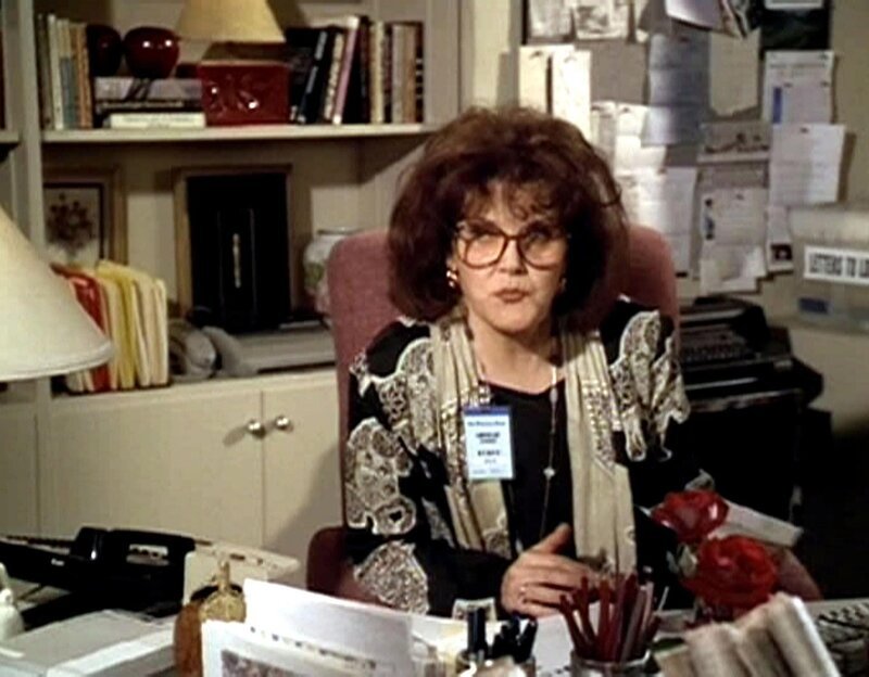 Die Journalistin Loretta Lee (Eileen Brennan) ist besorgt: Sie hat schon mehrere Drohbriefe von einem Unbekanntem bekommen. – Bild: RTLup