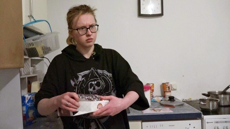 Jasmin wird heute 19 Jahre alt – und zur Feier des Tages will sie die Familie mit einem selbstgebackenen Kuchen erfreuen.; Jasmin wird heute 19 Jahre alt – und zur Feier des Tages will sie die Familie mit einem selbstgebackenen Kuchen erfreuen. – Bild: RTL Zwei