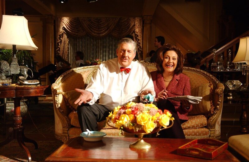 Sind begeistert von der Arbeit, die ihre Enkelin Rory im Frauenverein leistet: Richard (Edward Herrmann, l.) und Emily Gilmore (Kelly Bishop, r.) … – Bild: Warner Brother International Television Lizenzbild frei