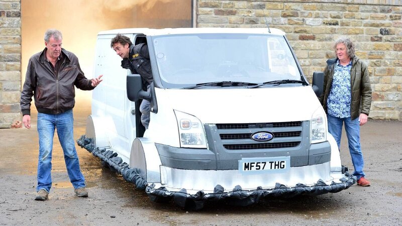 V.l.: Jeremy Clarkson, Richard Hammond und James May mit dem Top Gear Hovervan. – Bild: TVNOW /​ BBC Worldwide 2013